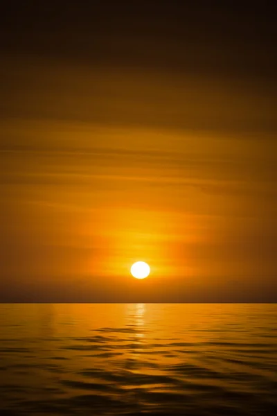 Při západu slunce obloha na jezeře v jižně od Thajska., un zaměření obrazu. — Stock fotografie