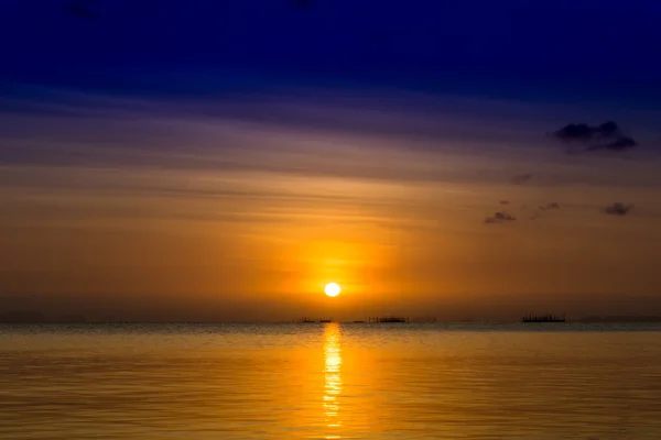 Cielo del atardecer en el lago en el sur de Tailandia., imagen desenfocada . — Foto de Stock