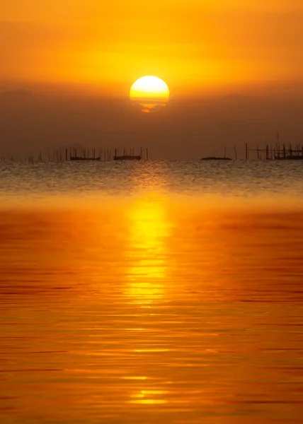 Céu pôr do sol no lago no sul da Tailândia., imagem un-focus . — Fotografia de Stock