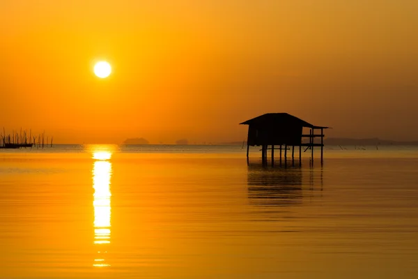 Casa estancia con el cielo puesta del sol en el lago en el sur de Tailandia . — Foto de Stock