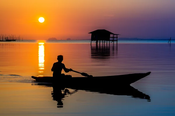 Céu pôr do sol no lago no sul da Tailândia., imagem un-focus . — Fotografia de Stock