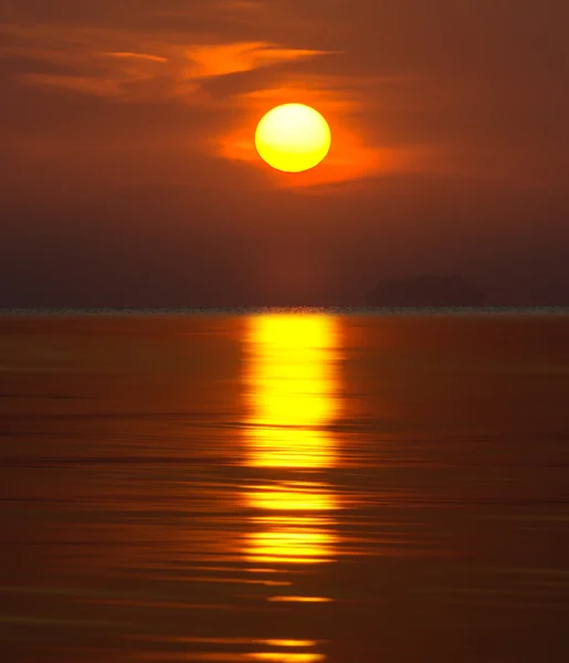 在南部泰国。，联合国聚焦图像的湖上的夕阳的天空. — 图库照片