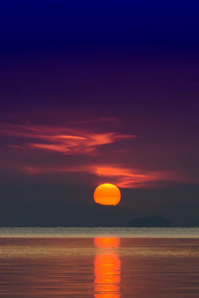 Gran sol y nube naranja en el cielo del atardecer en el lago . — Foto de Stock