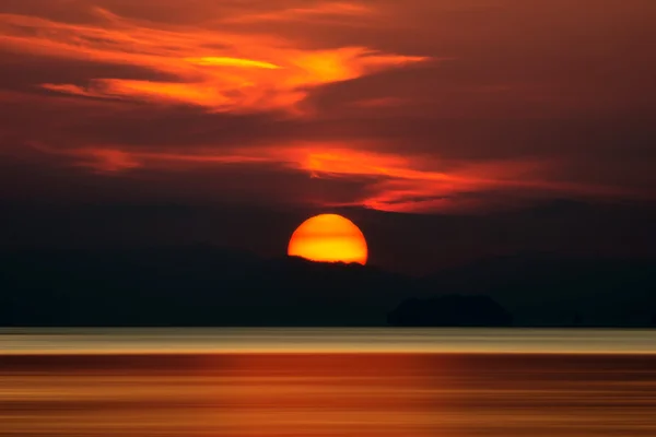 Grande sol e nuvem laranja no céu por do sol no lago . — Fotografia de Stock