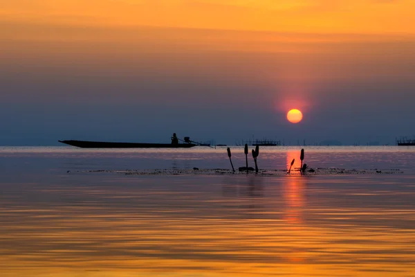 Avondrood op het meer in ten zuiden van Thailand., VN-focus afbeelding. — Stockfoto