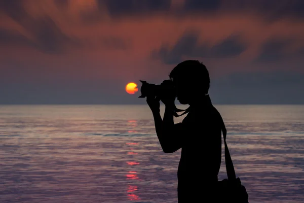 Siluetas de fotógrafos con el amanecer . — Foto de Stock