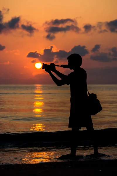 Silhuetas de fotógrafos com o nascer do sol . — Fotografia de Stock