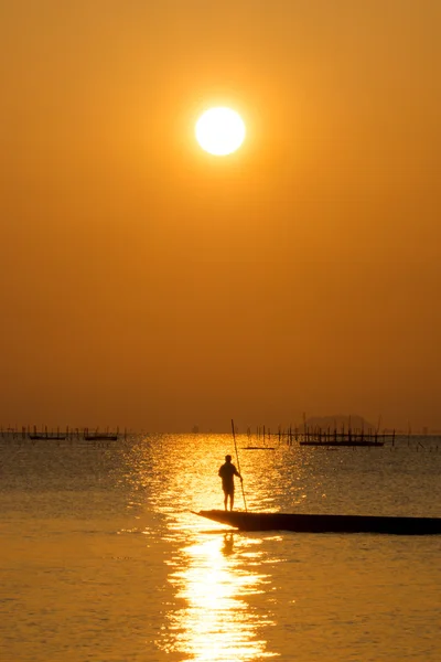 Silueta pescador con el cielo puesta de sol en el lago en el sur de Tha — Foto de Stock