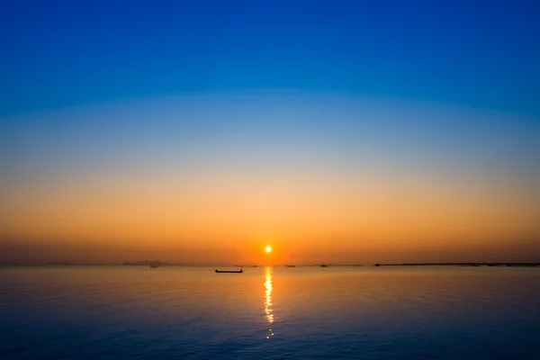 Coucher de soleil ciel sur le lac dans le sud de la Thaïlande., image non-focus . — Photo
