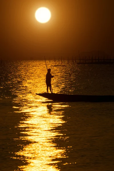Siluet balıkçı gölde Tha güneyinde üzerinde günbatımı gökyüzü ile — Stok fotoğraf