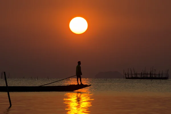 在南部泰国。，联合国聚焦图像的湖上的夕阳的天空. — 图库照片