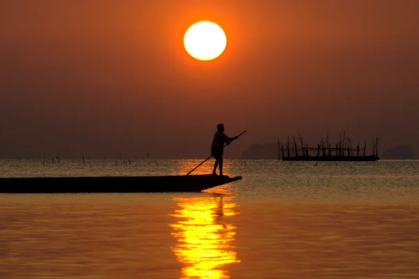 Coucher de soleil ciel sur le lac dans le sud de la Thaïlande., image non-focus . — Photo