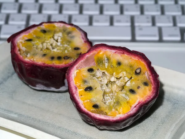 Saúde e alta vitamina C de maracujá congelado . — Fotografia de Stock