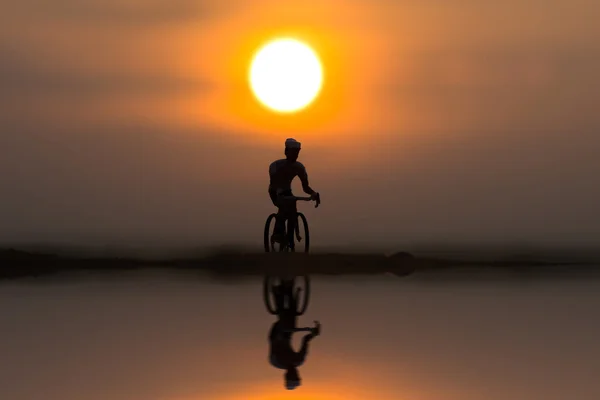 Ciclo de silhuetas na praia ao pôr do sol . — Fotografia de Stock