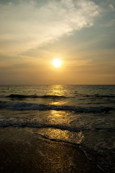 Solnedgång på Andamansjön, thailand — Stockfoto