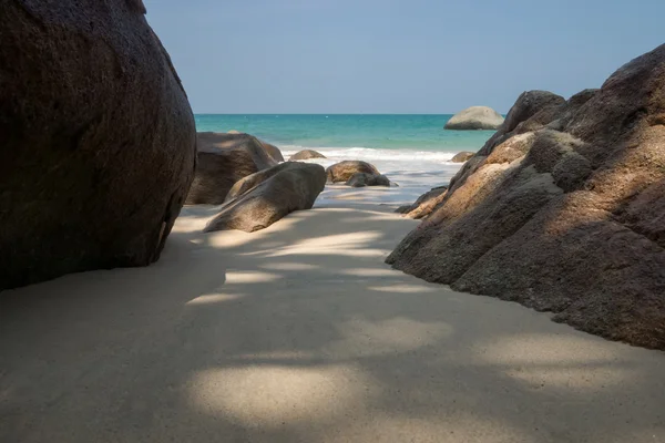 Roca en la playa en andaman sea, Tailandia . — Foto de Stock