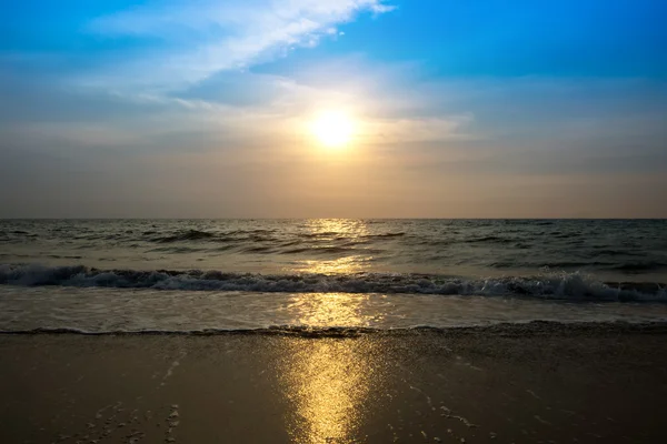 Puesta de sol en el mar andaman, Tailandia —  Fotos de Stock