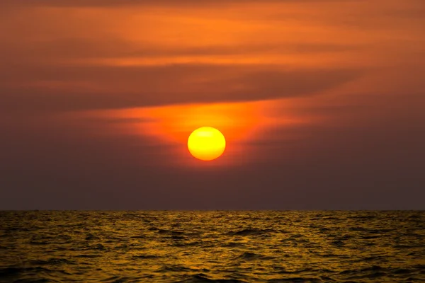 Coucher de soleil sur la mer d'andaman, Thaïlande — Photo