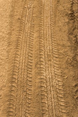 Kuru zemin tekerlek yolda.