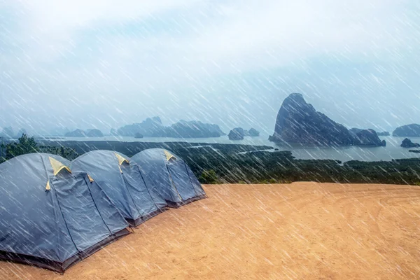 Tenda com paisagem tropical no dia chuvoso . — Fotografia de Stock