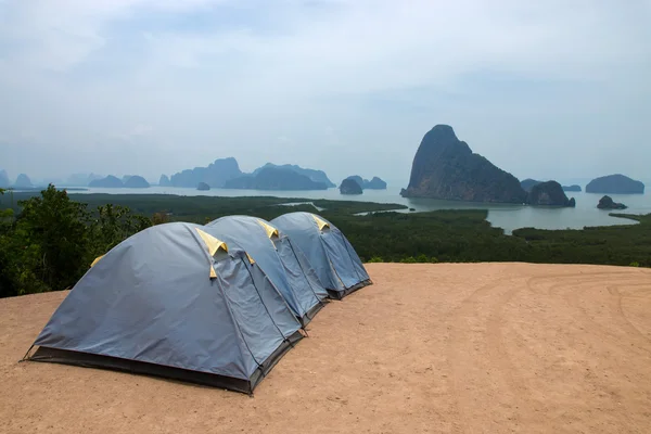 Tenda com paisagem tropical na baía de Pang Nga, Tailândia — Fotografia de Stock