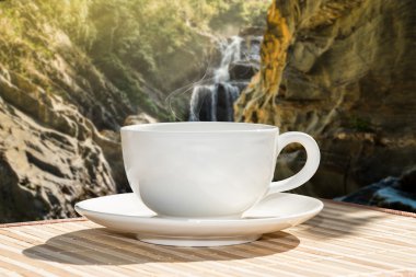 Bahçede beyaz fincan kahve.