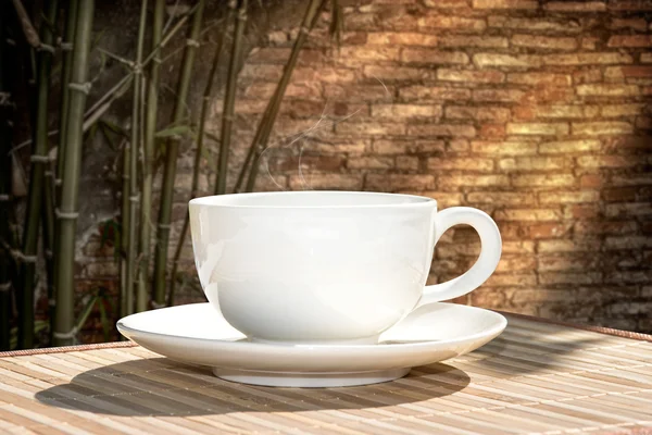 Café blanco en el jardín . — Foto de Stock