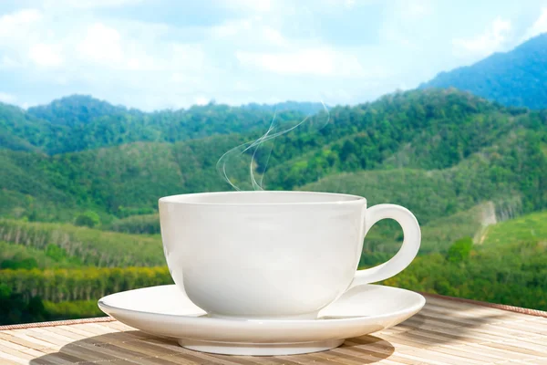 Witte kop koffie in de tuin. — Stockfoto