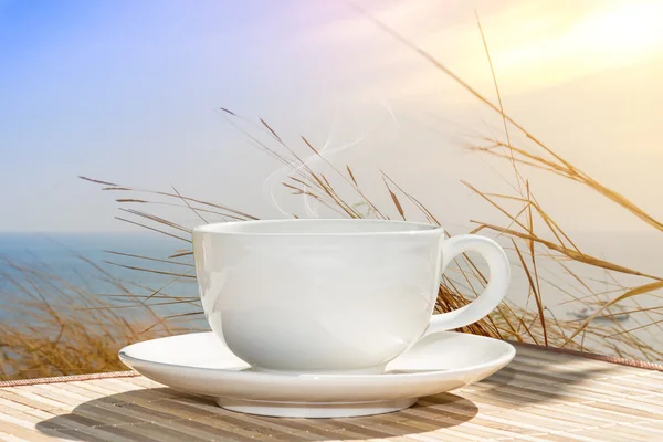 Witte kop koffie in de tuin. — Stockfoto