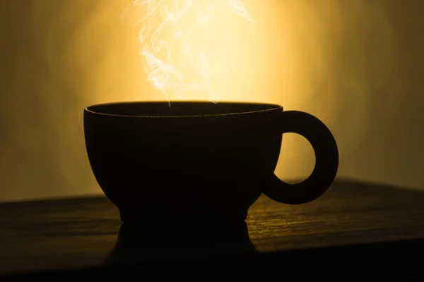 Silhuetas de canecas de café em um lago com pôr do sol . — Fotografia de Stock