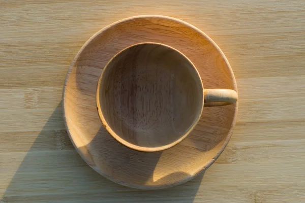 Café xícara de madeira com luz solar . — Fotografia de Stock