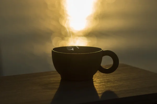 Houten kop koffie met zonlicht. — Stockfoto