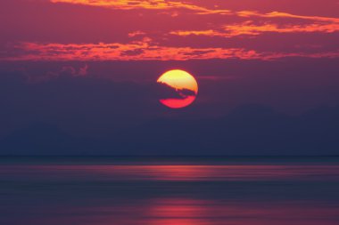 güneş doğarken Güney Denizi'ne Tayland.