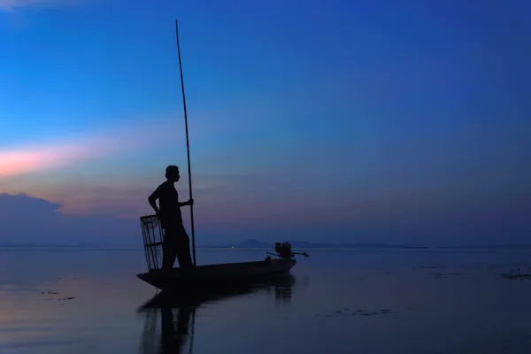 Silhouet visser met sunrise hemel op het meer. — Stockfoto