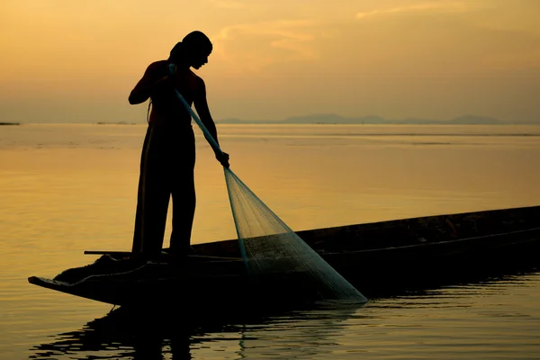 Pescador silhueta com céu por do sol no lago . — Fotografia de Stock