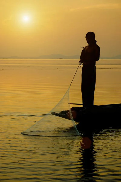 Silhouette pêcheur avec coucher de soleil ciel sur le lac . — Photo