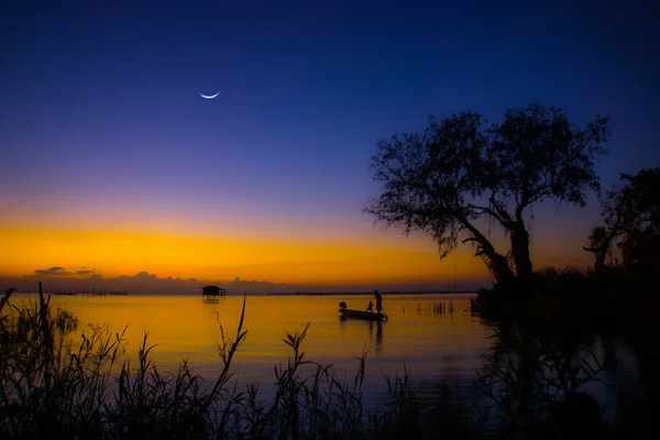 Silhuett av fiskare och son med twilight sky. — Stockfoto