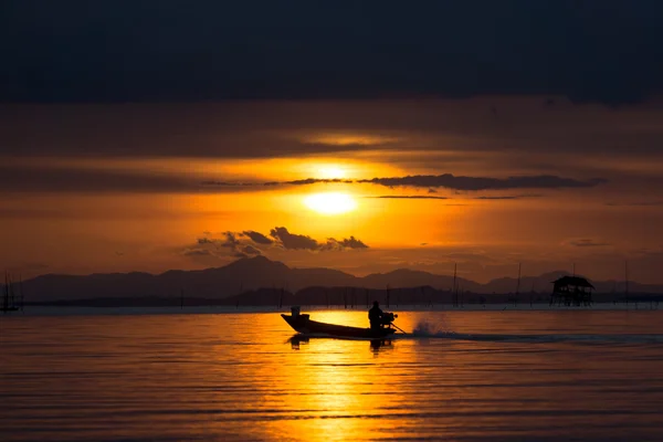 Avondrood op het meer in ten zuiden van Thailand. — Stockfoto