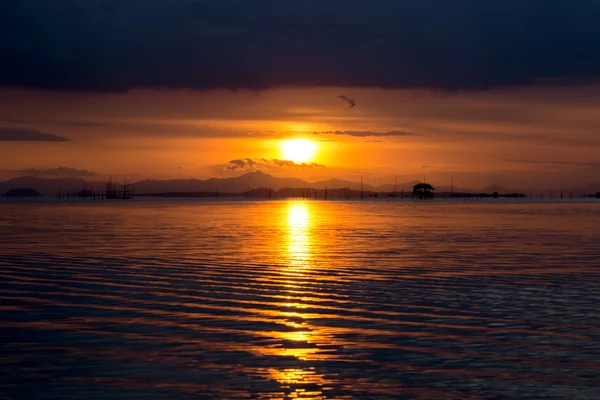 Cielo del atardecer en el lago en el sur de Tailandia., imagen desenfocada . —  Fotos de Stock