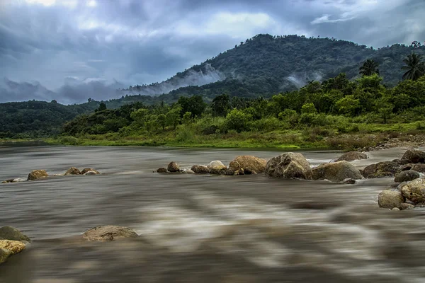 Pequeno riacho rochoso na floresta tropical. (Imagem sem foco ) — Fotografia de Stock