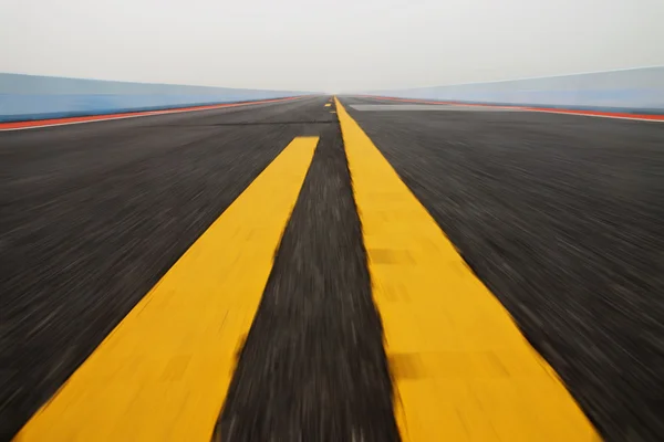 Hiermee wordt beweging op de weg met gele verkeer lijnen. — Stockfoto