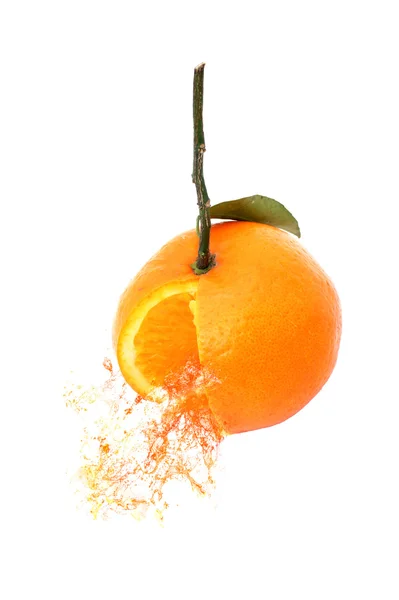 Dispersão de água de laranja fresca sobre fundo branco . — Fotografia de Stock