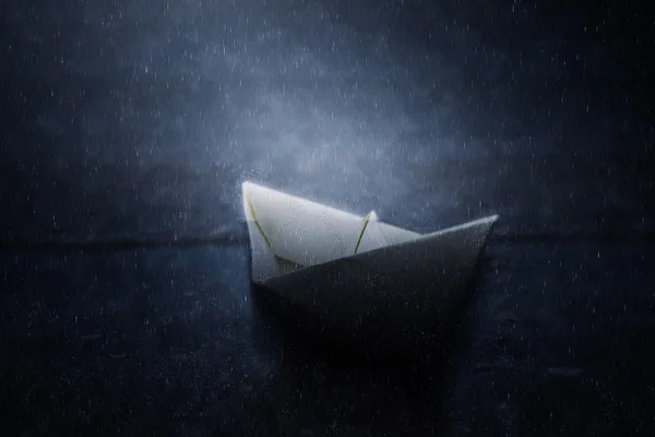 Barcos de papel en la playa bajo las lluvias . — Foto de Stock