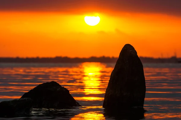 Pedra de silhuetas e céu de pôr-do-sol no lago, Tailândia . — Fotografia de Stock