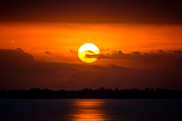 Cielo del atardecer en el lago, Tailandia . — Foto de Stock