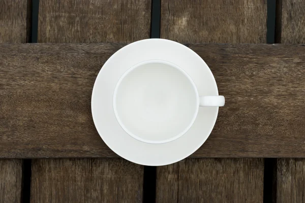 Vista superior da xícara de café branco em madeira . — Fotografia de Stock