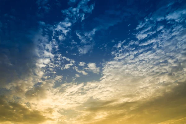 2 つのトーンの雲と空の色. — ストック写真
