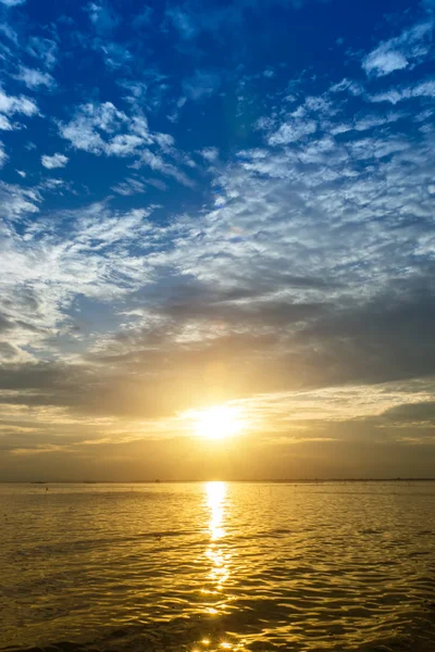 在南部泰国。，聚焦图像的湖上的夕阳的天空. — 图库照片