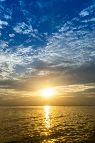 Solnedgång himlen på sjön i söder om Thailand., ofokuserad bild. — Stockfoto