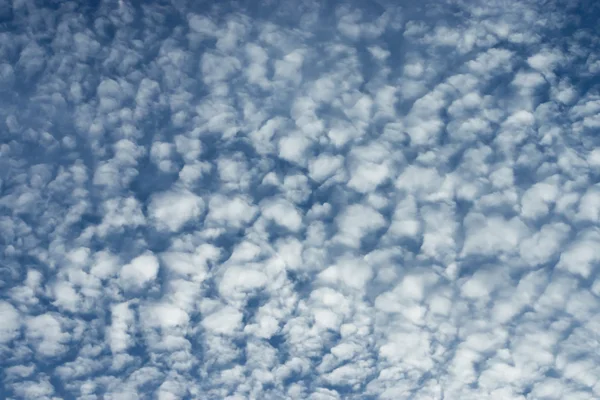 Blå himmel med moln. — Stockfoto